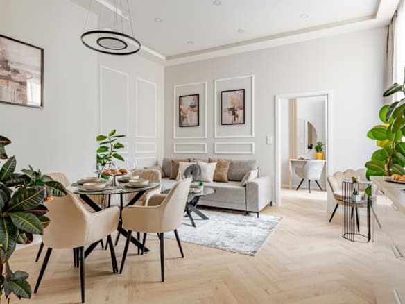 Modern lakberendezés nappali étkezővel, fehér falak, elegáns kávézó stílus, pihenősarok, növények, natúr színek, otthonos és korszerű ház design, Avenue Home Budapest.
