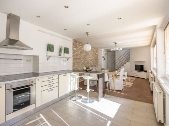 Színes modern konyha és nappali design, nyitott tér, fehér és natúr fa bútorok, kocka csempe, tévésarok, napfényes ablakok, otthonos hangulat, lakberendezés, lakásfelújítás, loft stílus, lakberendezési ötletek, Avenue Home.